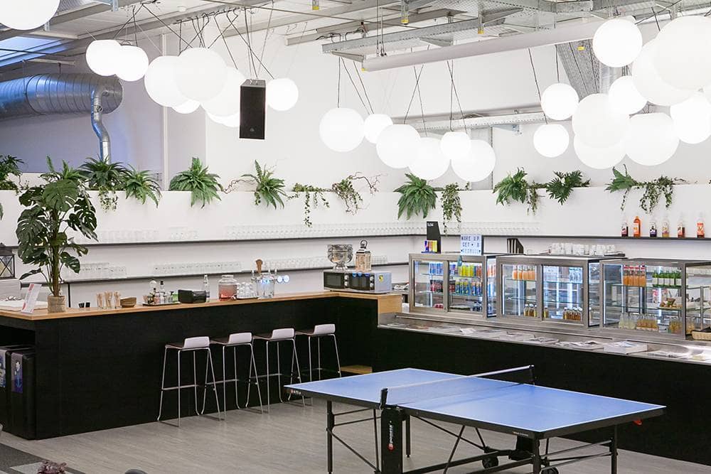 cafeteria-ping-pong-area-gotham-lausanne-gare-coworking-espace-evenement-suisse-community-services-book-now-web
